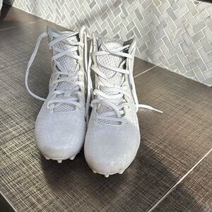 Ladies Under Armour Lacrosse cleats size 6. Run small imo